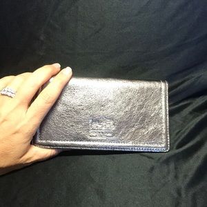 COACH Silver Leather Checkbook Cover Authentic 💯%